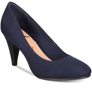 American Rag Womens Felix Closed Toe Class…